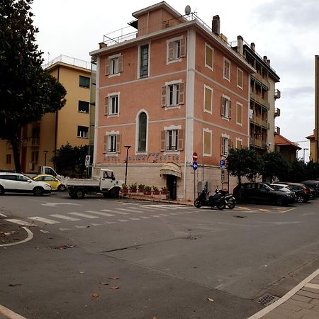 Piccolo Hotel Holiday Center Finale Ligure Extérieur photo