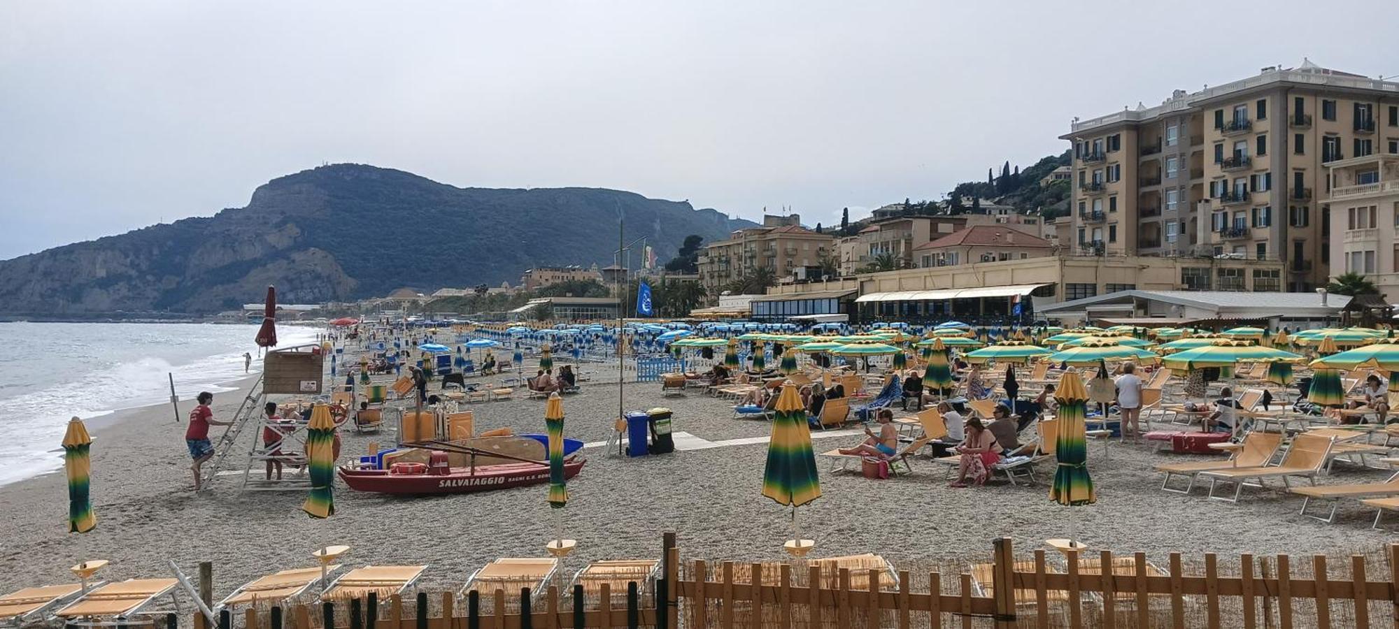 Piccolo Hotel Holiday Center Finale Ligure Extérieur photo